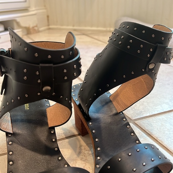 🔥🔥FIRE SALE 🔥🔥BOHME Black studded EUC Sandals - Picture 5 of 9